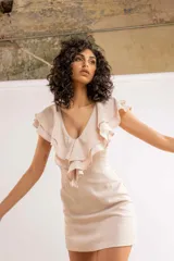 Vestido de lino color rosa con volado doble en el escote y cierre invisible en la espalda.