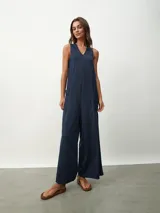 Mono largo azul marino, de corte holgado, con escote en V y bolsillos laterales.