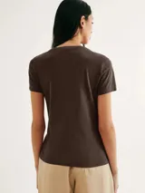 Camiseta de manga corta color terracota, con cuello redondo y corte ajustado.