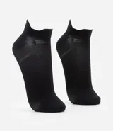 Kit de dos pares de medias invisibles negras, confeccionadas en poliamida y elastano, de tejido liso y diseño deportivo.