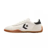 Championes Converse Run Star Trainer color crema con detalles en negro y suela de goma marrón.