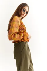 Pantalón capri color lila de gabardina de algodón.