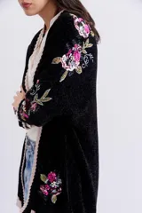 Cárdigan negro de chenille con calce holgado, bordados florales con lentejuelas, mostacillas e hilo de lurex. Terminaciones en rib color rosa claro.