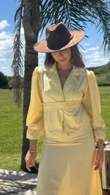 Camisa marrón con lunares blancos, corte clásico, cuello camisero, mangas 3/4 abullonadas y lazo ajustable en la cintura.