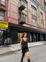 Musculosa marrón de tejido de punto con brillo, escote en V y espalda descubierta.