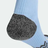 Medias deportivas largas de fútbol Adidas, color celeste, con tres franjas blancas en la parte superior y logo Adidas en blanco en la pantorrilla. La puntera y el talón son de tejido gris oscuro jaspeado.