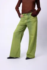 Pantalón jean verde con efecto desgastado, de corte wide leg y tiro medio.