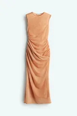 Vestido tobillero sin mangas en malla estampada con textura de piel de serpiente. Modelo de corte ajustado con escote redondo y sección drapeada con pliegues en un lateral. Forrado.