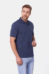 Remera polo color bordó de piqué liso, con cuello en rib y botones personalizados.