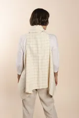 Chaleco marrón con diseño a cuadros, solapas anchas y bolsillos laterales.