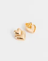 Aros colgantes cortos dorados con diseño de doble corazón.