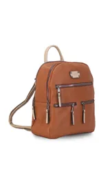 Mochila negra de símil cuero con apertura superior doble con cierres individuales. Bolsillos al frente con cierres metálicos, uno principal de mayor capacidad y dos pequeños. Correas largas a tono regulable con hebillas.