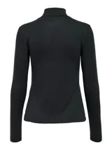 Camiseta negra de cuello alto y manga larga.