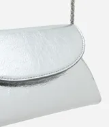 Cartera tipo billetera plateada de poliuretano con superficie metalizada y cierre sobre con botón. Incluye correa de cadena fina color níquel.