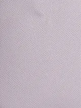 Cartera bandolera Calvin Klein Must, color lila, con correa ancha de tela con el logo de la marca.