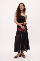 Falda larga marrón con transparencias y goudets que generan más vuelo.