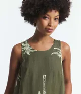 Vestido corto sin mangas color verde oliva con estampado de palmeras blancas.
