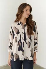 Camisa beige con estampado abstracto en tonos marrones y negros, cuello mao y mangas 3/4.