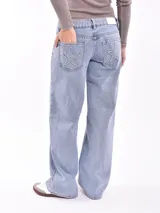 Pantalón de jean celeste de corte ancho.