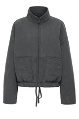 Chaqueta gris con diseño acolchado, cuello alto, cierre frontal con cremallera, bolsillos delanteros y cordón ajustable en el bajo.