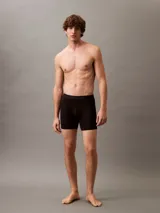 Pack de tres bóxers largos color negro de Calvin Klein, confeccionados en modal ultrasuave y elástico. Cuentan con cinturilla elástica con logo grabado y dobladillo vuelto.