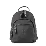 Mochila negra de poliéster con doble cierre superior y bolsillo frontal con cierre. Tiene dos bolsillos laterales abiertos, un bolsillo interno con cierre y dos abiertos. Las correas son regulables y los herrajes plateados.