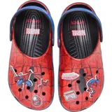 Zuecos tipo clog de goma, color rojo con estampado de telaraña negra y detalles en azul. Presentan una suela y tira del talón en azul con diseño de telaraña. Incluyen dijes Jibbitz™ temáticos de Spider-Man.