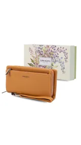 Billetera color beige con doble compartimento con cierre, correa de mano y logo de la marca en el frente.