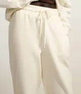 Pantalón jogger color amarillo claro, con cintura elástica y cordón de ajuste. Confeccionado en algodón con forro de polar.