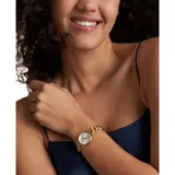 Reloj Fossil modelo Carlie, con caja dorada de 28mm y esfera plateada con números romanos. La pulsera es de eslabones dorados. Resistente al agua hasta 50 metros.