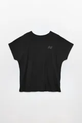 Remera negra de corte holgado con mangas cortas y cuello redondo. Presenta un pequeño bordado con letras en el lado superior derecho.