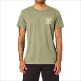 Remera de manga corta color verde oliva, con cuello redondo y un pequeño estampado cuadrado en el pecho con un diseño de sol estilizado en tonos amarillos y blancos.
