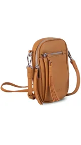 Bandolera compacta de símil cuero color rojo, con correa regulable y desmontable. Posee apertura superior, bolsillo frontal con cierre y bolsillo trasero abierto.