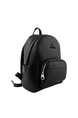 Mochila negra de cuero sintético con tiras regulables, bolsillos laterales, bolsillo frontal con cierre y organizador interno.
