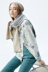 Camisa de tencel color crudo con estampado orgánico en tonos verdes y lilas. Presenta un calce recto, mangas largas y cierre frontal con botones.