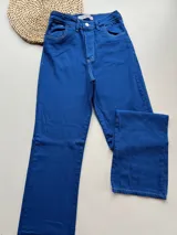 Pantalón jean azul con corte recto y bolsillos delanteros y traseros.