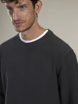 Sweater de micropolar azul con cuello redondo y mangas largas.