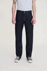 Pantalón de jean azul oscuro, corte recto, tiro alto y cinco bolsillos.