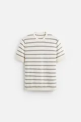 Camiseta regular fit de punto color crudo con rayas horizontales grises, cuello redondo y manga corta.