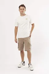 Bermuda color beige con bolsillos cargo laterales.