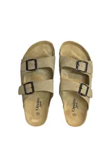 Sandalias tipo birkenstock de color beige, con dos tiras ajustables con hebillas metálicas oscuras. La plantilla interior es de gamuza y lleva el logo de la marca "Oreiro Love".