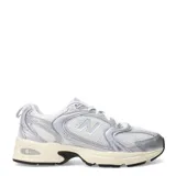 Championes New Balance 530, color plateado y blanco, con capellada de malla y superposiciones de cuero sintético.