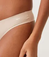 Bombacha bikini negra de microfibra con corte láser y forro de algodón.