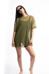 Remerón de tul negro, de talle único y corte suelto.