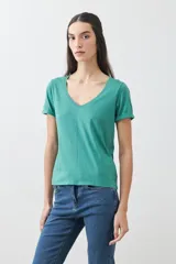 Remera verde de algodón con escote en V y mangas cortas.