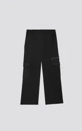Pantalón de jogging negro de frisa, con cintura y puños elásticos, bolsillos laterales, trasero y bolsillo lateral adicional con cierre.