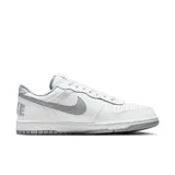 Championes urbanos Nike Big Bajo, color blanco con detalles en gris.