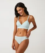 Pack de tres bombachas bikini de poliamida sin costuras, en colores blanco, rosa y verde agua.