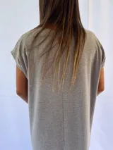 Vestido gris de morley de algodón, corte recto y mangas cortas.