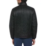Campera negra matelaseada con cuello alto y cierre frontal.